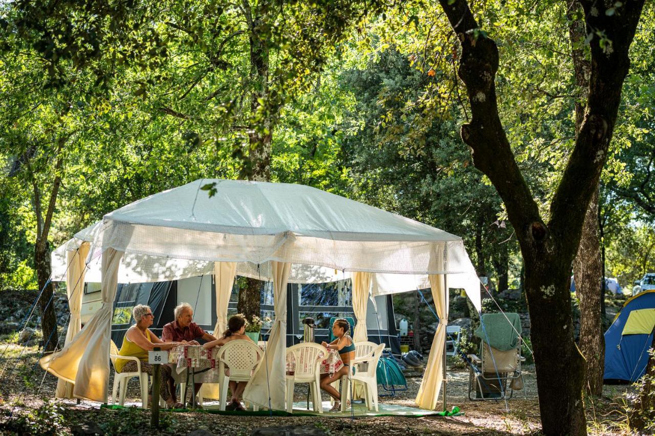 Charmant Camping Familiale 3 Etoiles Vue 360 Plage Piscine A Debordement Empl Xxl Labeaume Exterior foto